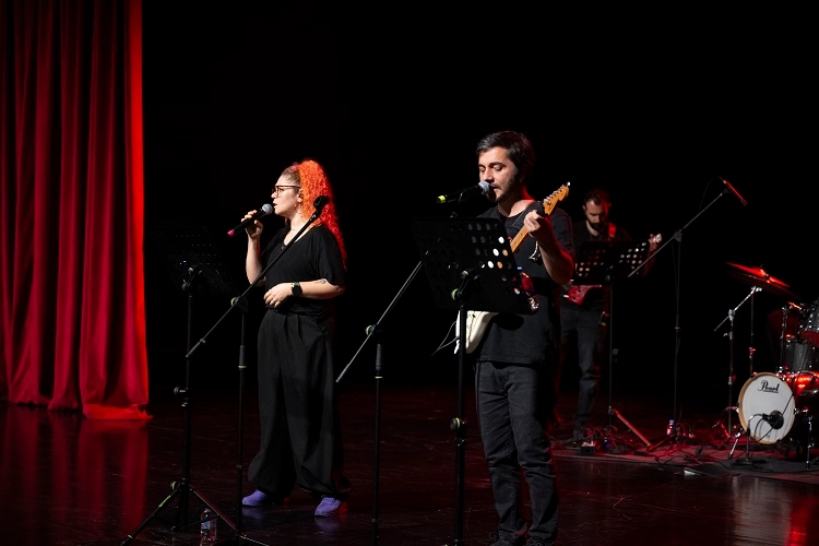 Mersin'de LGS'ye hazırlanan öğrenciler, Büyükşehir Belediyesi'nin düzenlediği konserde müzik eşliğinde stres atıyor.