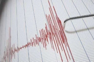 Ege Denizi'nde 3.9 büyüklüğünde deprem meydana geldiği anı gösteren görsel.
