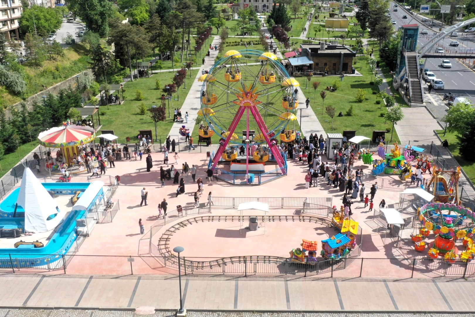 Keçiören'de bayram tatilinde sosyal tesisleri ziyaret eden vatandaşlar