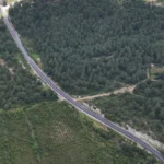 Manisa Büyükşehir Belediyesi'nin kırsal mahallelerdeki asfalt yol yapım çalışmasından bir görünüm.