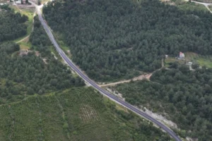 Manisa Büyükşehir Belediyesi'nin kırsal mahallelerdeki asfalt yol yapım çalışmasından bir görünüm.
