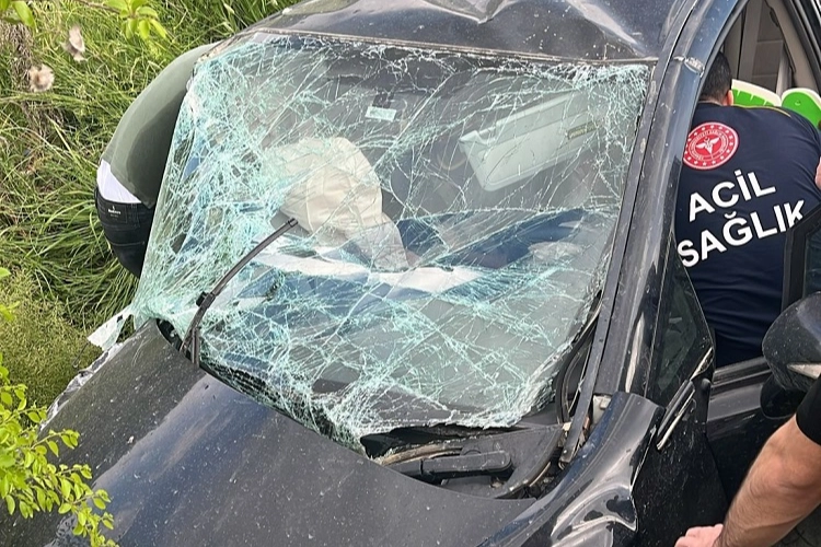 Adıyaman Gölbaşı karayolunda meydana gelen trafik kazasında yaralılar hastaneye kaldırılıyor