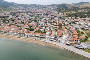 Yeni Foça'da Şavklı Deresi'nin taşkınlara karşı güçlendirilen yatağı ve tarihi köprü manzarası