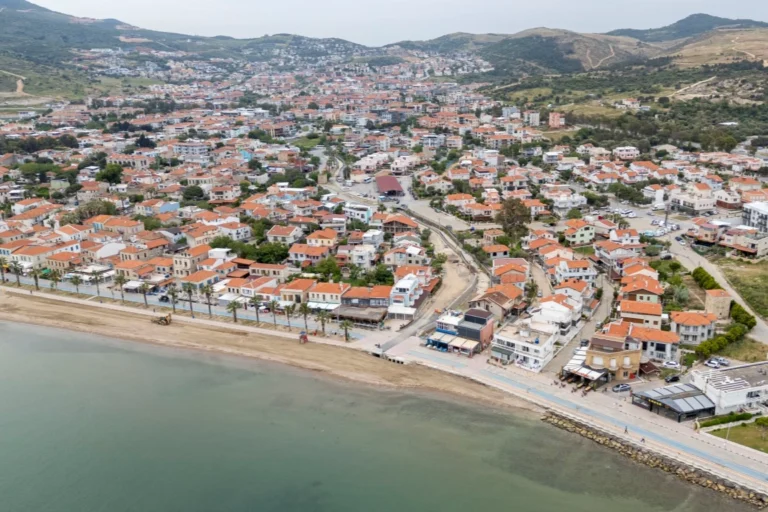 Yeni Foça'da Şavklı Deresi'nin taşkınlara karşı güçlendirilen yatağı ve tarihi köprü manzarası