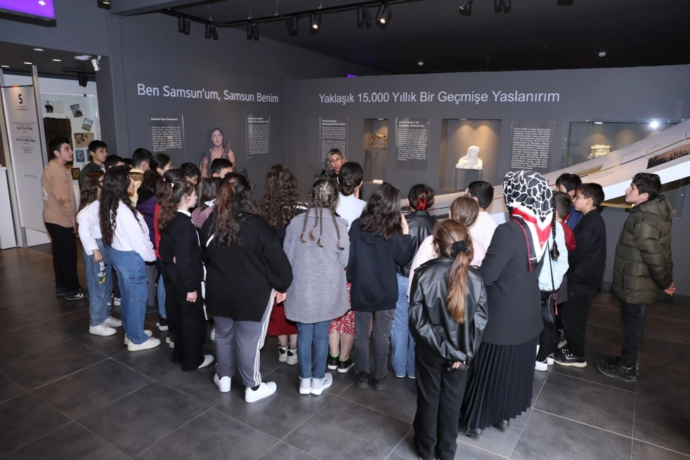 Samsun müzeleri önünde ziyaretçiler ve tarihi yapılar