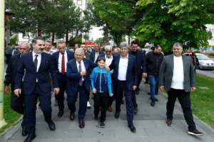 Kayseri Büyükşehir Belediye Başkanı Dr. Memduh Büyükkılıç, Talas'ta düzenlenen bayramlaşma programında halkla bir araya geldi.