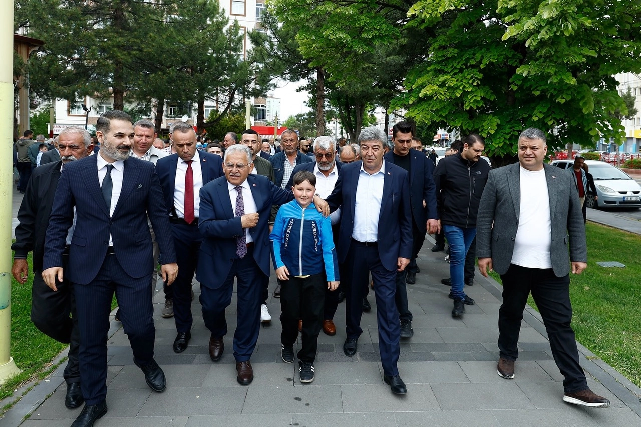 Kayseri Büyükşehir Belediye Başkanı Dr. Memduh Büyükkılıç, Talas'ta düzenlenen bayramlaşma programında halkla bir araya geldi.
