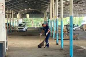 Çiğli Belediyesi ekipleri Kurban Bayramı boyunca ilçe genelinde temizlik çalışması yapıyor.