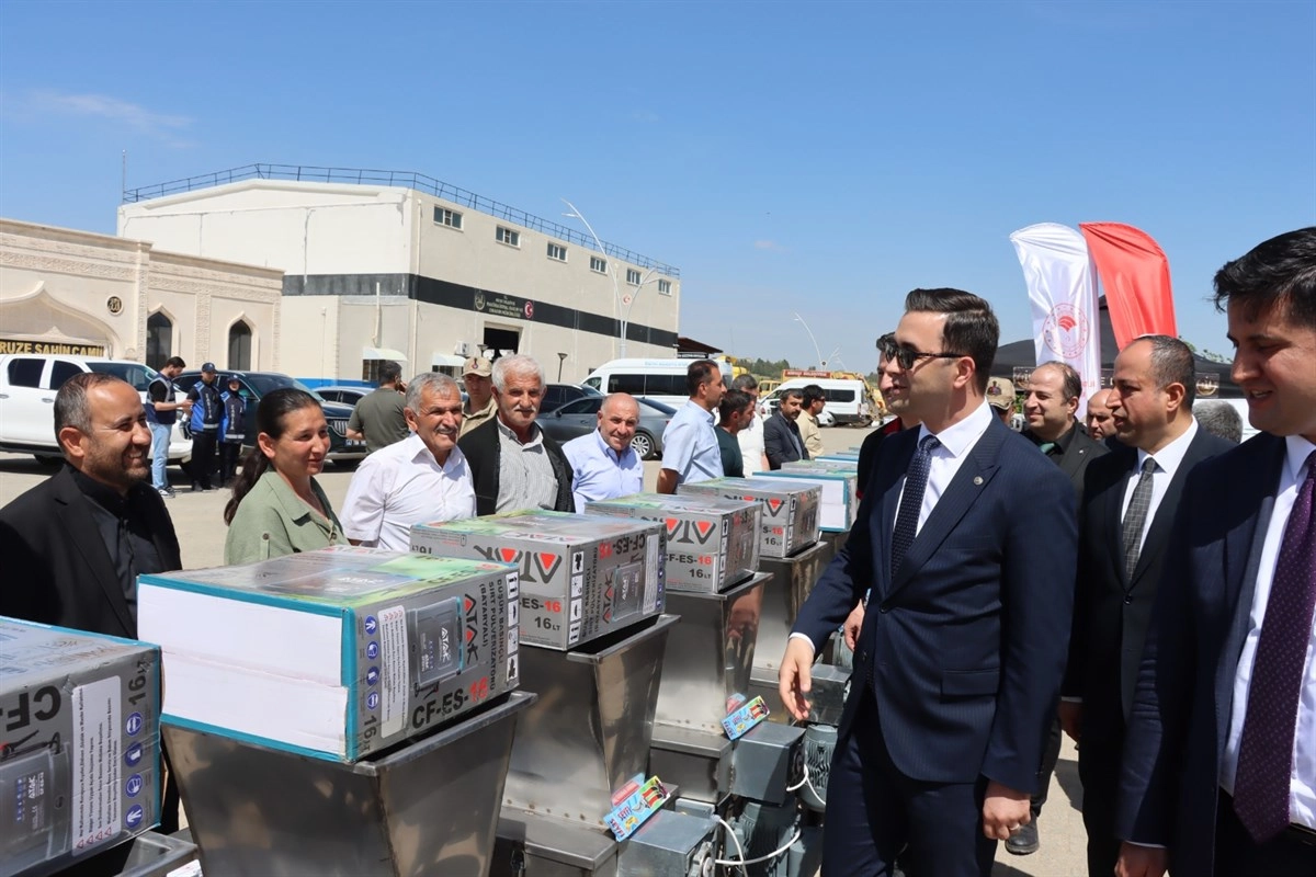 Mardin'de üzüm üreticilerine modern tarım ekipmanları dağıtılıyor