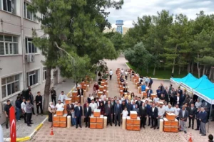 Mardin'de arıcılık projesi kapsamında üreticilere arı kovanları teslim ediliyor.