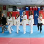 İzmir'de kadınlar tekvando kursunda kendilerini savunmayı öğreniyor