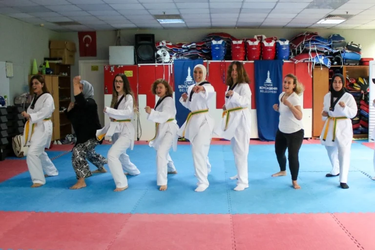 İzmir'de kadınlar tekvando kursunda kendilerini savunmayı öğreniyor