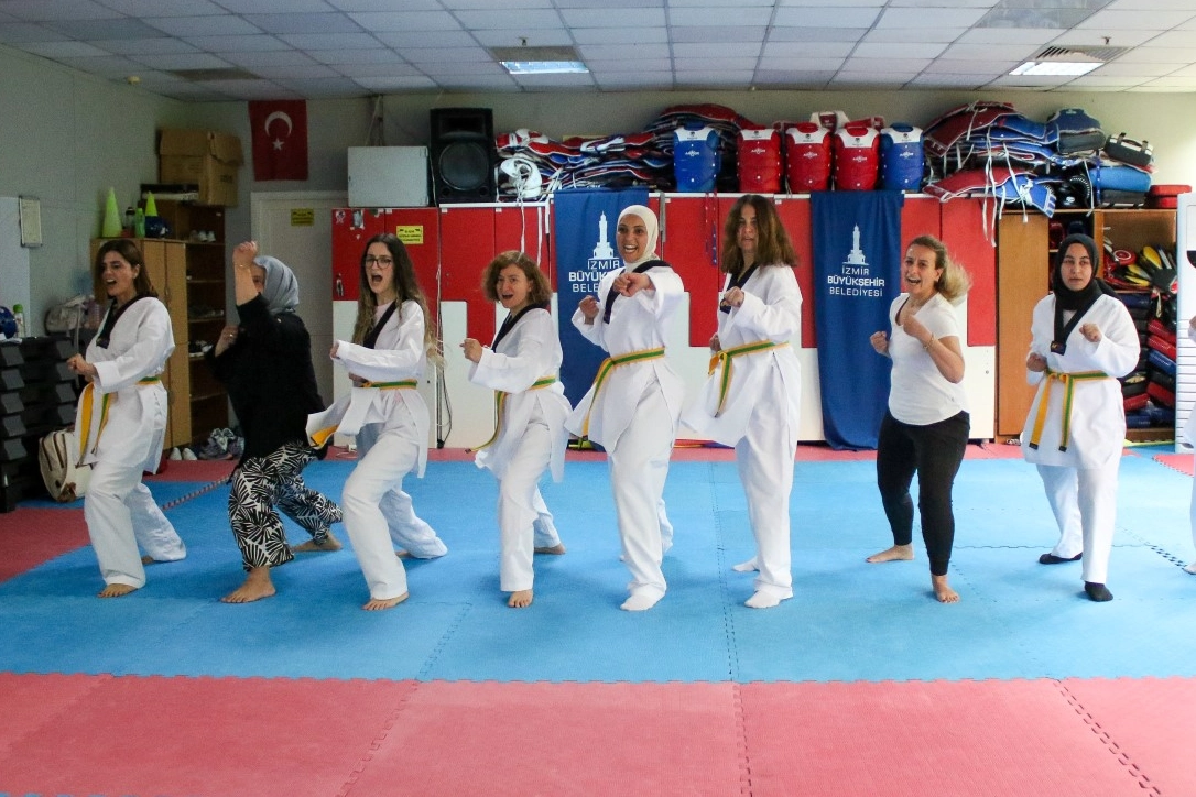 İzmir'de kadınlar tekvando kursunda kendilerini savunmayı öğreniyor