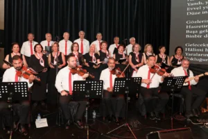 Mersin'de Emekliler Korosu'nun 19 Mayıs ruhunu yaşatan coşkulu konseri