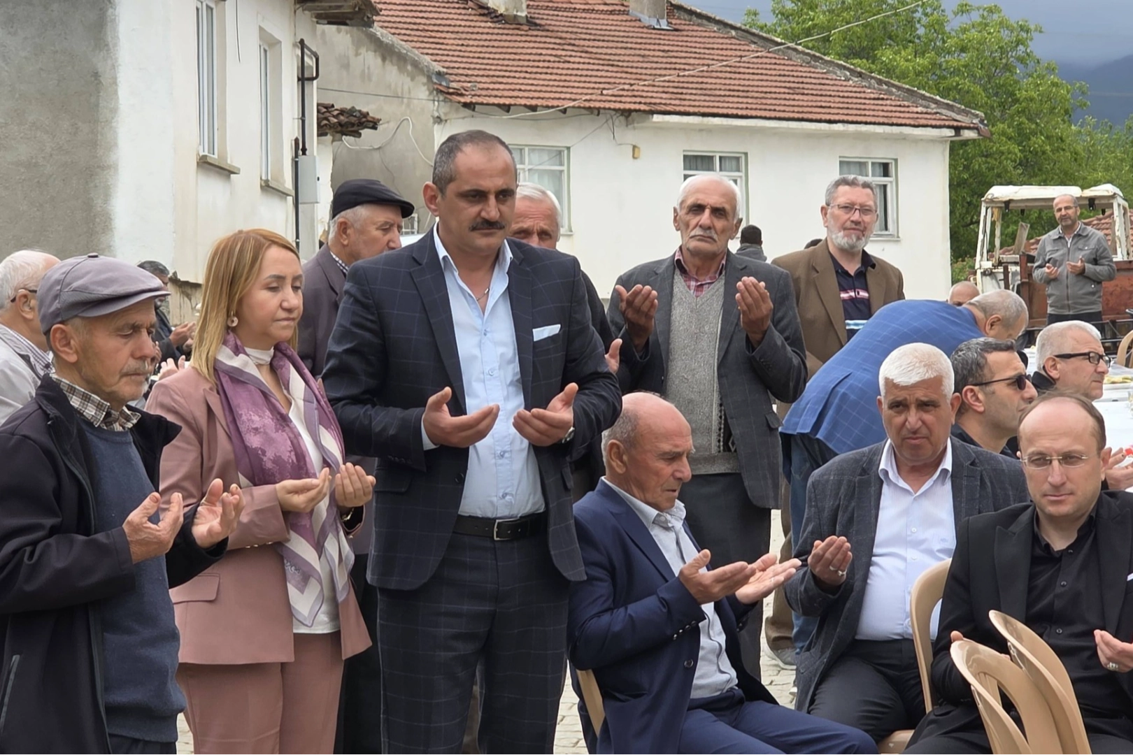 Bilecik'in Pazaryeri ilçesi Beşikli Mahallesi'nde Kurban Bayramı'nda düzenlenen Hıdırellez ve yağmur şükür duası etkinliği.