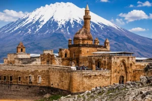 İshak Paşa Sarayı'nın Kurban Bayramı tatilinde ziyaretçi akınına uğradığı ve Doğubayazıt'ın turizmde öne çıktığı anı gösteren kapak görseli.