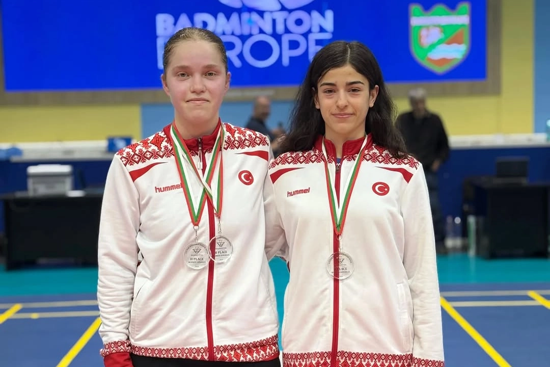 Bursa Osmangazi Belediyesporlu badmintoncular Elifnur Demir ve Zeynep Berre Ocakoğlu, Bulgaristan'daki U19 VICTOR Bulgarian Junior Open Turnuvası'nda kazandıkları gümüş madalyalarla gurur duyuyor.
