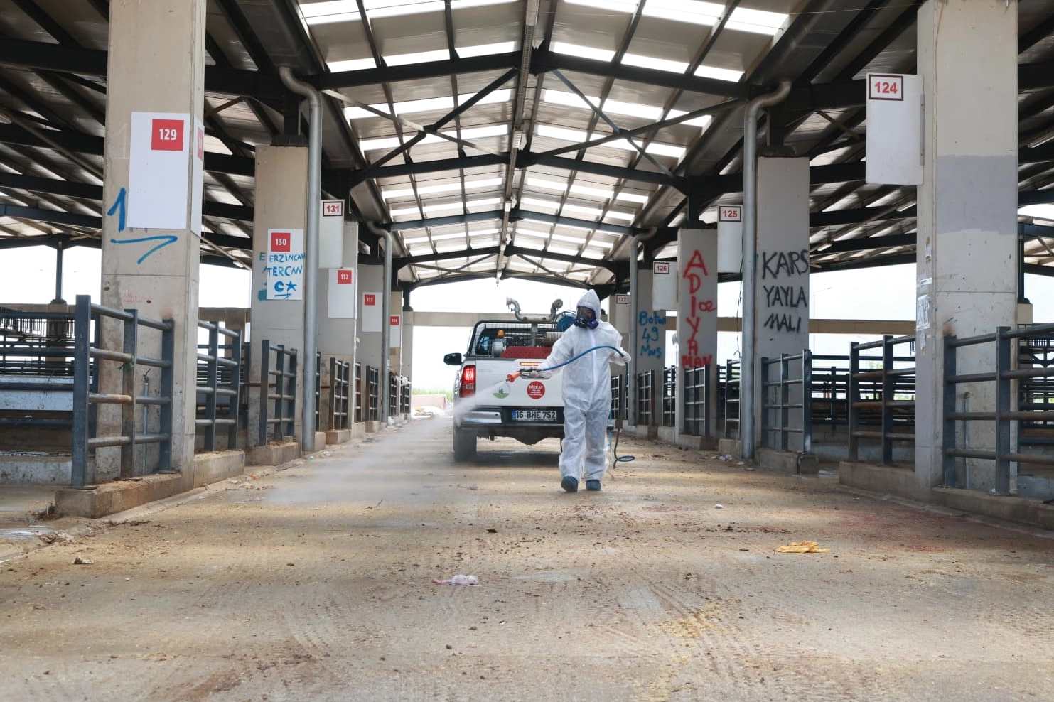 Osmangazi Belediyesi kurban pazarlarını ilaçlayıp dezenfekte etti
