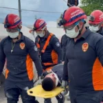 Manisa İtfaiyesi ekibi, uluslararası standartlarda akreditasyon için gerçekleştirilen arama-kurtarma tatbikatında görev başında.