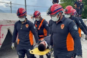 Manisa İtfaiyesi ekibi, uluslararası standartlarda akreditasyon için gerçekleştirilen arama-kurtarma tatbikatında görev başında.