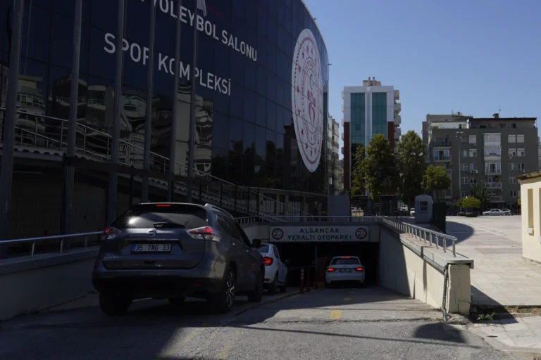 İzmir Büyükşehir Belediyesi'nin elektrikli araçlara sunduğu otopark indirimi