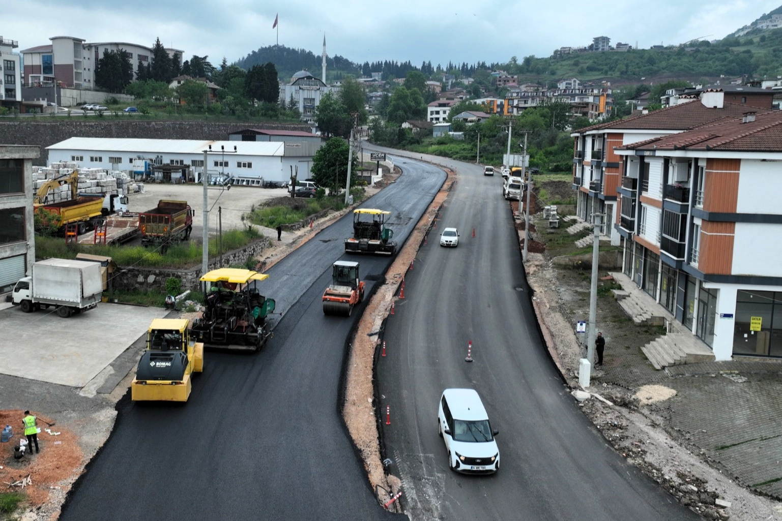 Kocaeli'de Hoca Ahmet Yesevi Caddesi'nde devam eden yol genişletme ve üstyapı çalışmaları