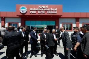 Kayseri Büyükşehir Belediye Başkanı Dr. Memduh Büyükkılıç, Ulaşım A.Ş. personeli ile bayramlaştı.