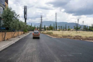 Bornova Belediyesi, Mevlana ve Işıkkent mahallelerinde asfalt ve yol yenileme çalışmaları ile ulaşım konforunu artırıyor.