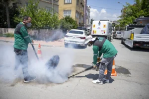 Mersin Büyükşehir Belediyesi ekipleri Kurban Bayramı sonrası kesim alanlarında hijyen ve ilaçlama çalışması yapıyor.