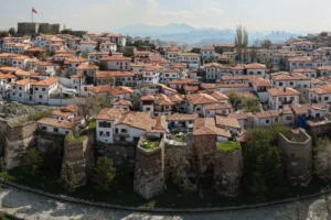 Ankara Kalesi'nde Büyükşehir Belediyesi tarafından yapılan ışıklandırma ve güvenlik düzenlemelerini gösteren görsel.