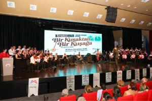 Mersin'de 'Bir Kuşaktan Bir Kuşağa' konserinde sanatseverler Türk bayraklarıyla eşlik etti.