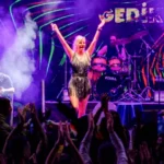 Ömür Gedik, Bodrum Vogue Hotel'de verdiği bayram konserinde sahne alıyor.