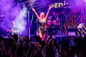 Ömür Gedik, Bodrum Vogue Hotel'de verdiği bayram konserinde sahne alıyor.