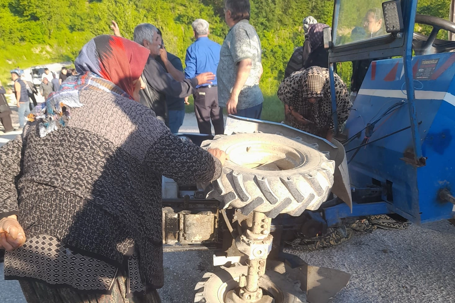 Düzce Yığılca'da tarım aracının devrilmesi sonucu 6 kişi yaralandı