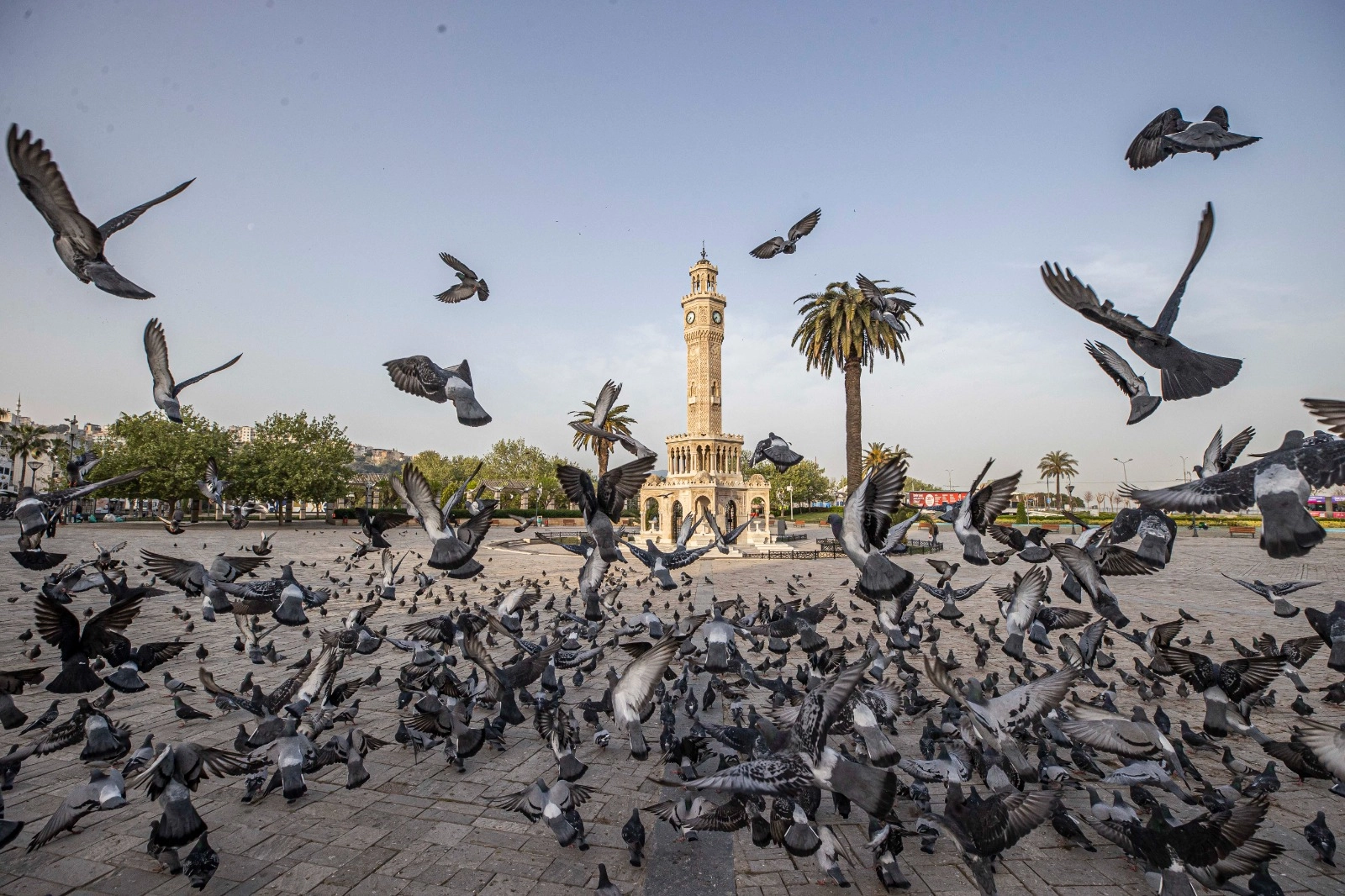 İzmir'in 2074 vizyonunu anlatan 'İki Çizgi Arasında' sergisi Kültürpark'ta açıldı