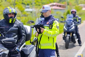 Jandarma ekipleri bayram dönüşü trafik denetimi yaparken