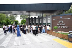 Tarsus Doğa Parkı'nda Kurban Bayramı'nda yoğun ziyaretçi ilgisi ve doğayla iç içe vakit geçiren aileler
