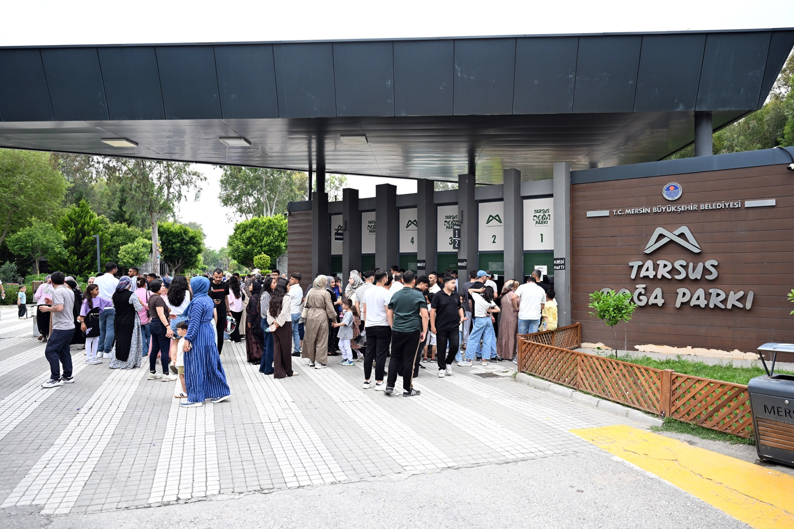 Tarsus Doğa Parkı'nda Kurban Bayramı'nda yoğun ziyaretçi ilgisi ve doğayla iç içe vakit geçiren aileler