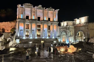 Gençler Efes Antik Kenti'ni gece ışıkları altında keşfederken