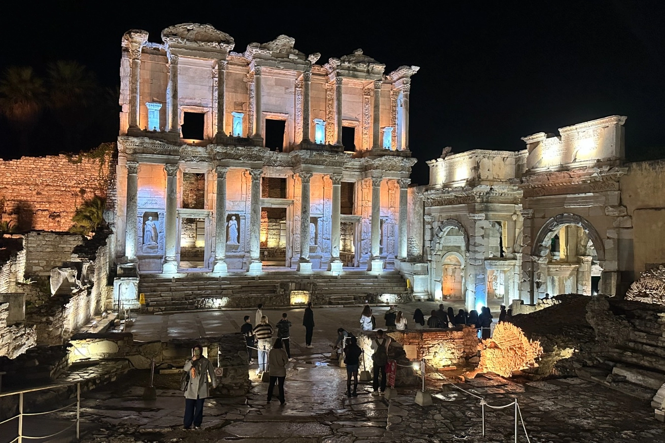 Gençler Efes Antik Kenti'ni gece ışıkları altında keşfederken