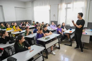Bornova BELGEM'de düzenlenen iyi oluş ve akran dayanışması etkinliğinde çocuklar bir arada.