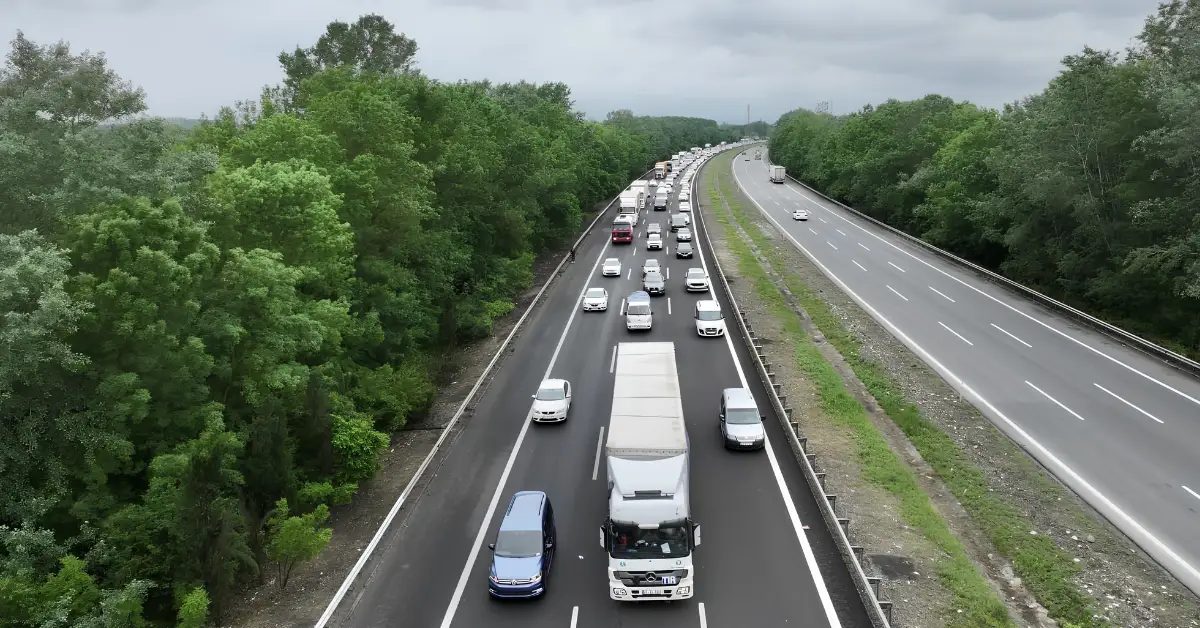 Anadolu Otoyolu İstanbul yönü trafik yoğunluğu ve kapanma tabelaları