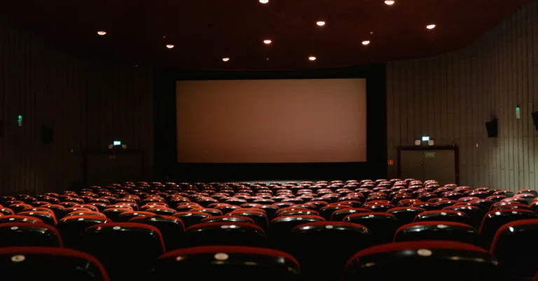 Sinema salonlarında seyirci sayısının düştüğünü gösteren grafik ve tiyatro salonlarında artan seyirci sayısını temsil eden görsel.