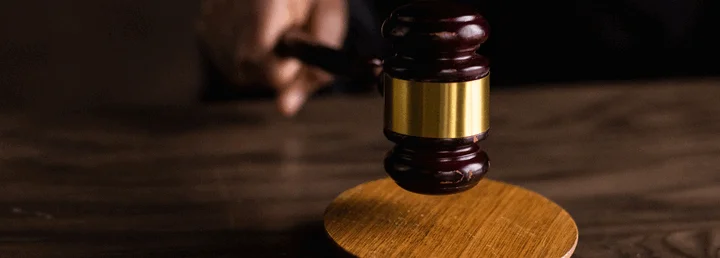 Anayasa Mahkemesi logosu ve adalet terazisi görseliyle sporcu vergi düzenlemesinin iptaline dair haber