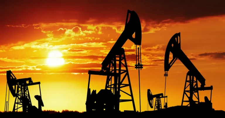 Brent petrol varil fiyatı 97 doları aştı, jeopolitik gerilimler nedeniyle yükseldi.