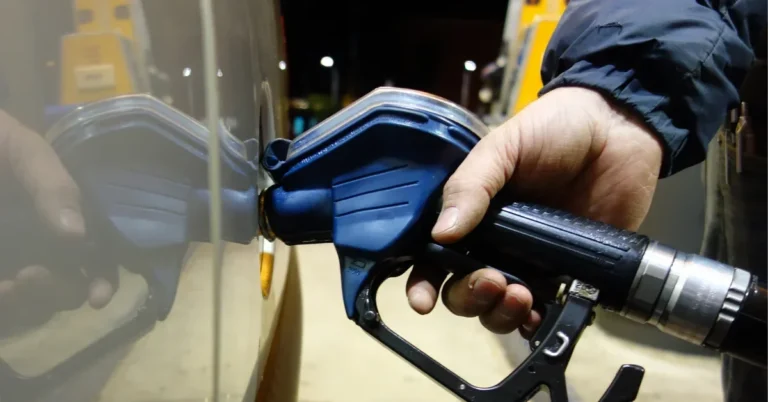 Benzin ve motorin pompalarında güncel fiyatlar gösteriliyor.