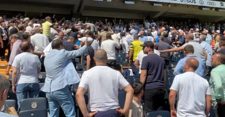 Fenerbahçe genel kurulu sırasında üyeler arasında yaşanan gerginlik anı