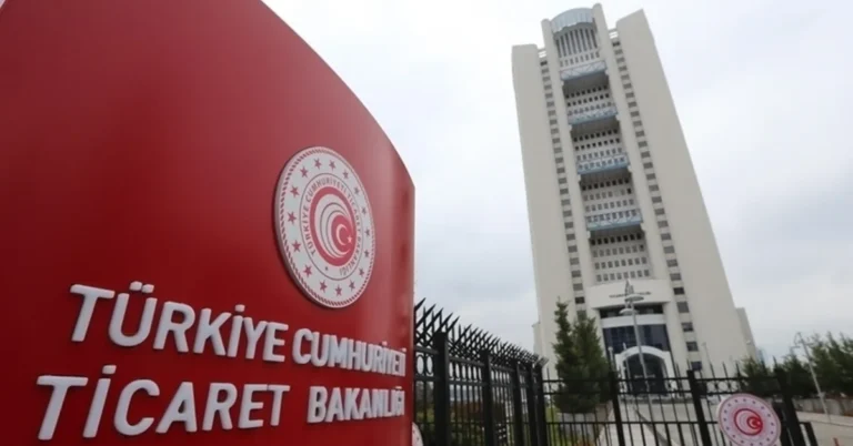 Ticaret Bakanlığı logosu ve üzerinde 'Sahte Servislere Dikkat' yazısı bulunan görsel