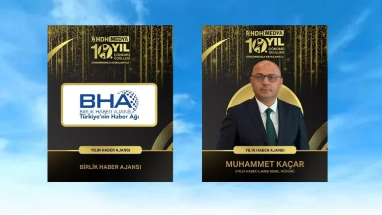 Birlik Haber Ajansı Genel Müdürü Muhammet Kaçar, Çukurova Medya Oscarları'nda Yılın Haber Ajansı ödülünü alırken