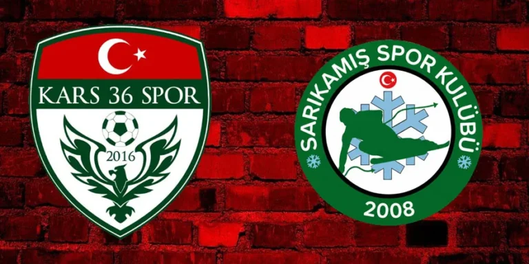 Kars 36 Spor ve Sarıkamış Spor kulüplerinin yükselme maçı için Kars İl Stadyumu'nda karşılaştığı anı gösteren görsel.